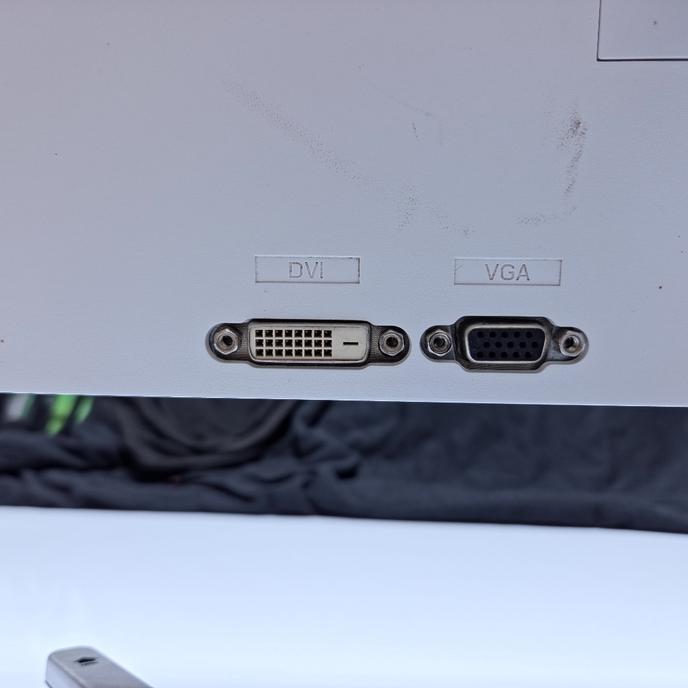 Element Monitor 24" (VGA/DVI) - Great Condition! - Picture 4 of 5